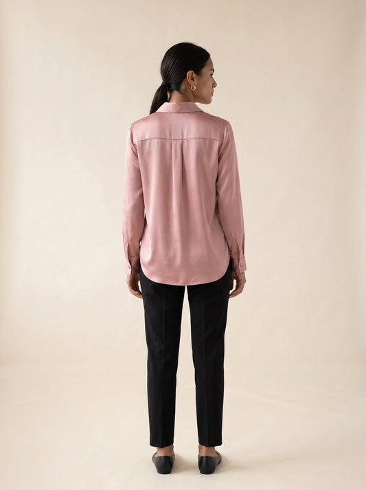 Modelo con la blusa de satén camisera rosa de NEVAIA, vista de espalda