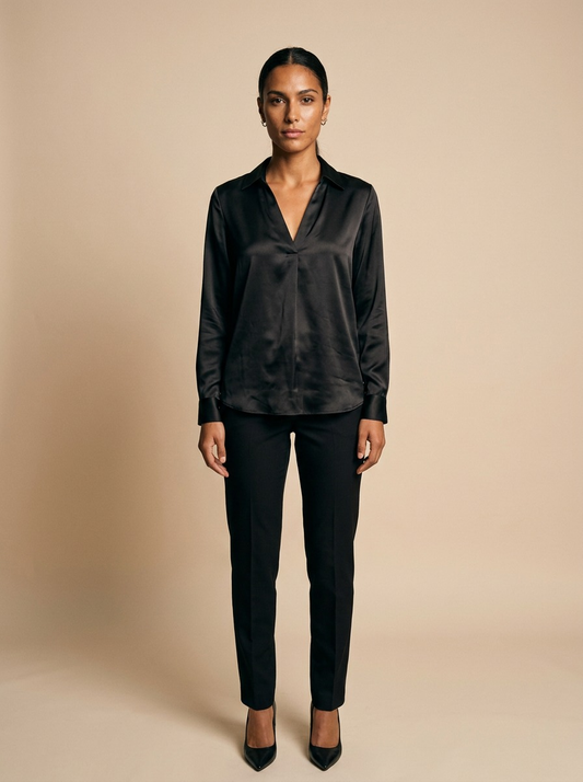 Blusa satén escote V negra, foto frontal