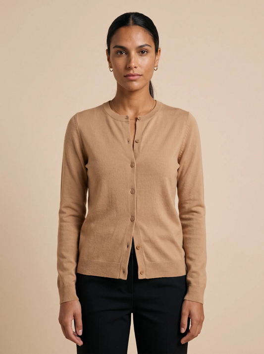 Modelo con cárdigan de punto camel básico de NEVAIA, vista frontal con botones abrochados