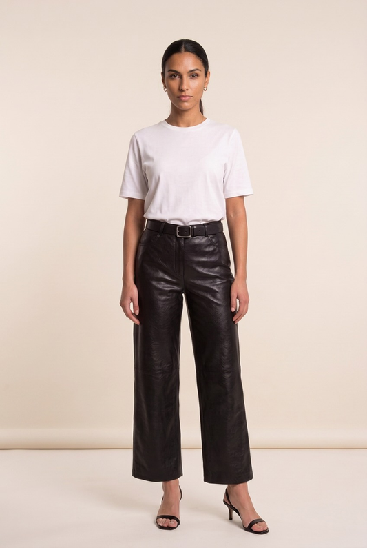 Pantalón efecto piel negro de pierna ancha con camiseta blanca, otro ángulo