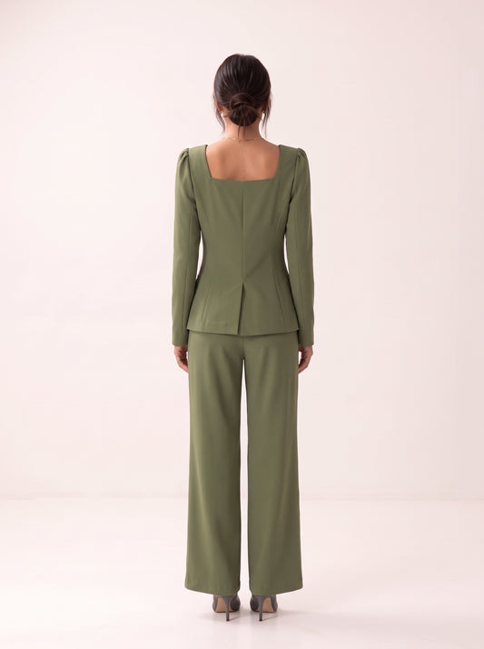 Modelo con el conjunto de blazer de cuello cuadrado y pantalón verde oliva de NEVAIA, vista de espalda