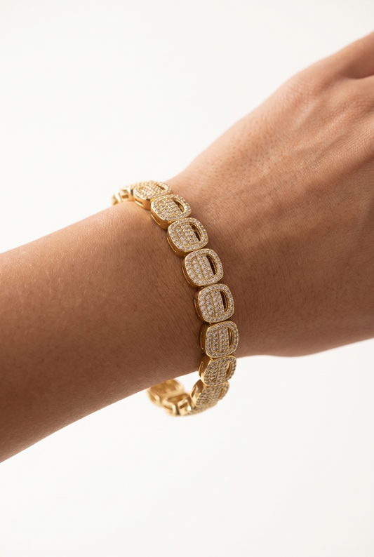 Detalle de la pulsera dorada de pavé de NEVAIA con cristales engastados