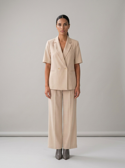 Modelo con conjunto de blazer cruzado de manga corta de NEVAIA