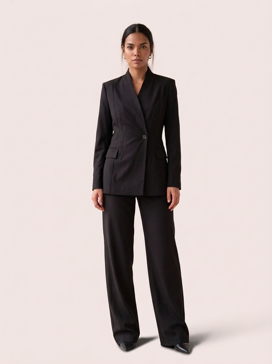 Modelo con el conjunto de blazer negro ajustado y pantalón ancho de NEVAIA, vista frontal