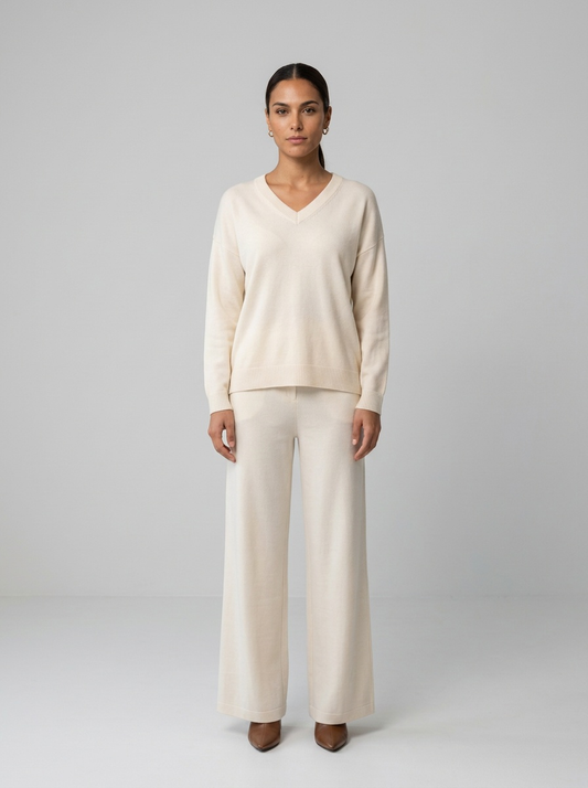 Modelo con conjunto de jersey de punto con cuello de pico y pantalón a juego de NEVAIA