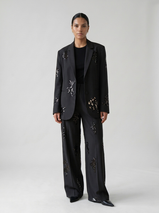 Modelo con el conjunto de blazer de raya diplomática con lentejuelas de NEVAIA, vista frontal