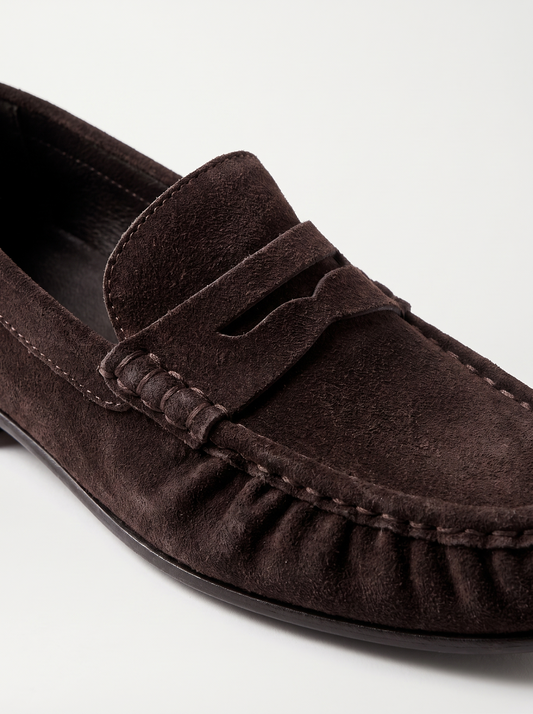 Mocasín plisado efecto ante marrón, detalle textura y costura