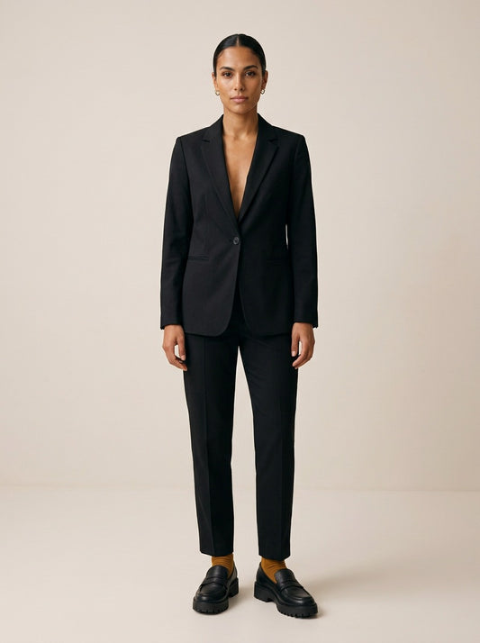 Modelo con mocasín negro de plataforma y calcetín de NEVAIA, vista frontal