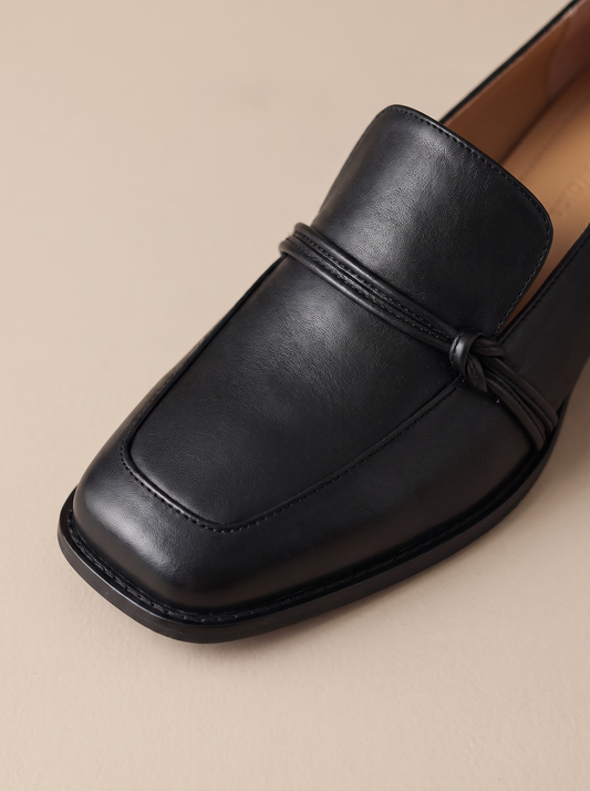 Mocasín clásico efecto piel negro, detalle de la puntera y costura
