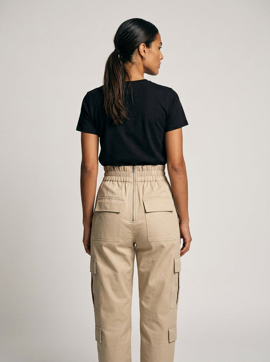Modelo con el pantalón cargo beige de cintura alta de NEVAIA, vista de espalda