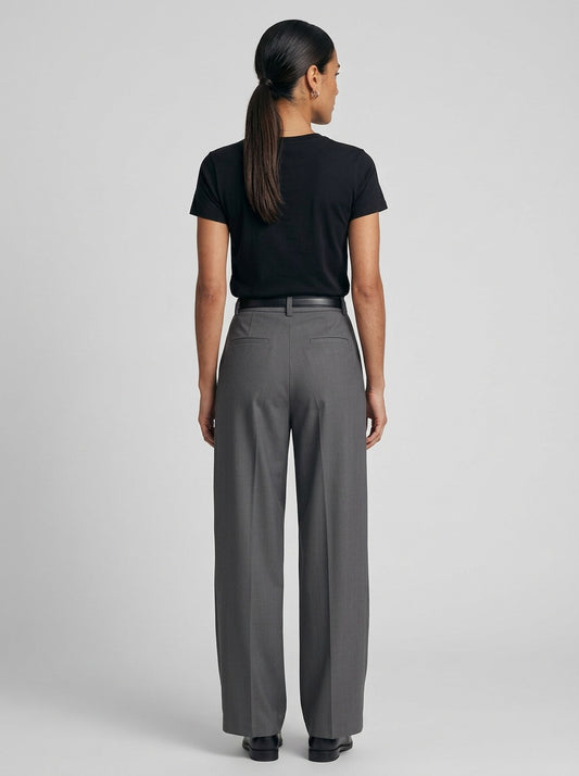 Modelo con el pantalón sastre gris de pierna ancha de NEVAIA, vista de espalda