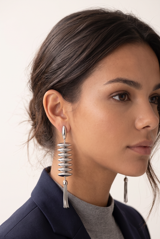 Modelo con pendientes largos de discos plateados de NEVAIA, vista de perfil