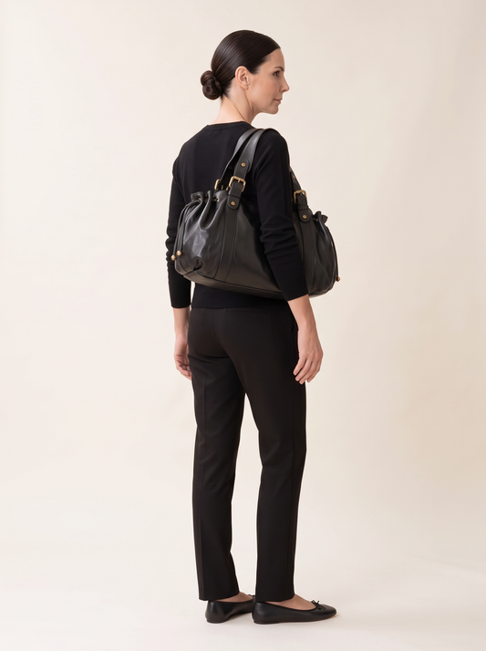 Bolso shopper efecto piel negro fruncido de NEVAIA, vista de tres cuartos de espaldas con modelo