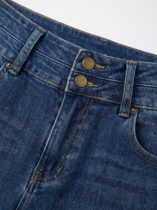 Vaquero bootcut cintura alta doble botón de NEVAIA, detalle de la cinturilla y los dos botones