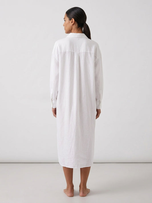 Modelo con el vestido camisero midi efecto lino blanco de NEVAIA, vista de espalda