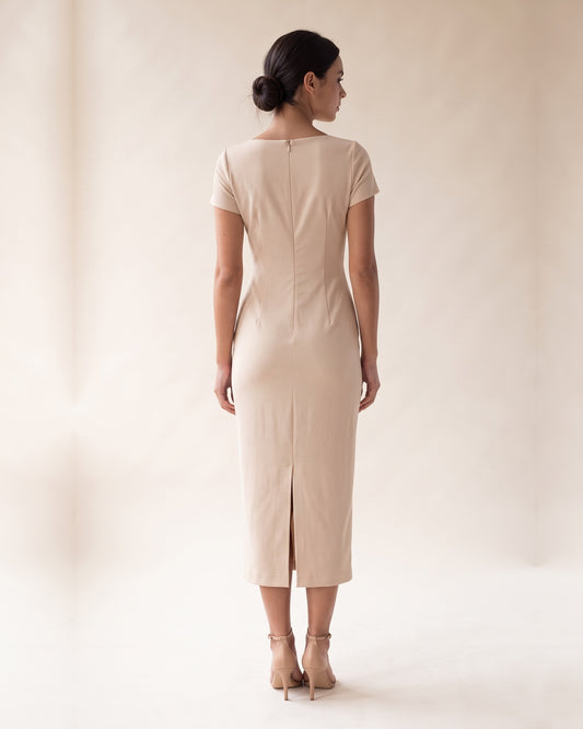Vestido midi drapeado beige de espalda sobre fondo hueso, con abertura trasera hasta la corva