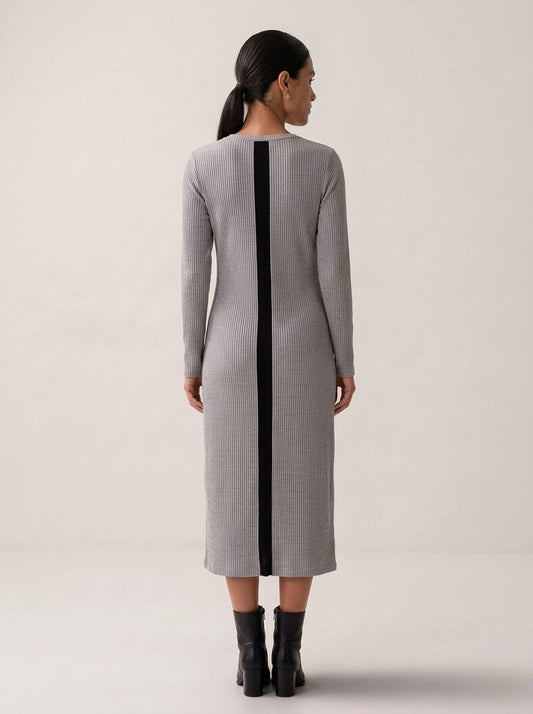 Modelo con el vestido midi de punto bicolor de cuello redondo de NEVAIA, vista de espalda